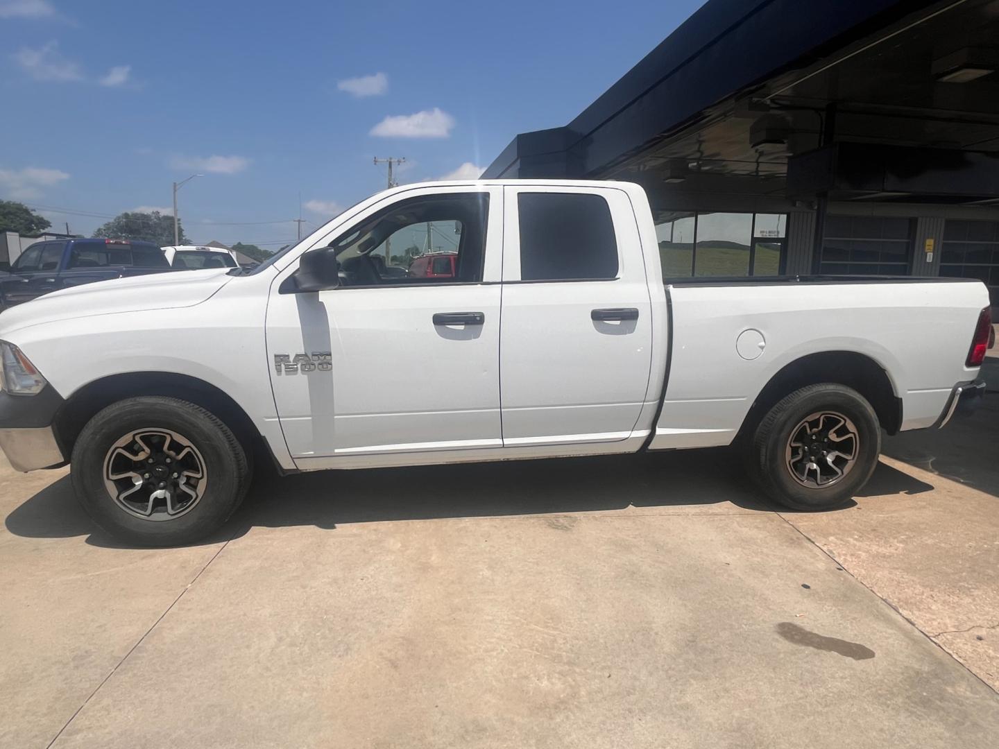 2018 WHITE RAM 1500 EXPRESS; TRADES Tradesman Quad Cab 2WD (1C6RR6FG9JS) with an 3.6L V6 DOHC 24V FFV engine, 8A transmission, located at 8101 E. Skelly Dr., Tulsa, OK, 74129, (918) 592-3593, 36.121891, -95.888802 - Photo#2